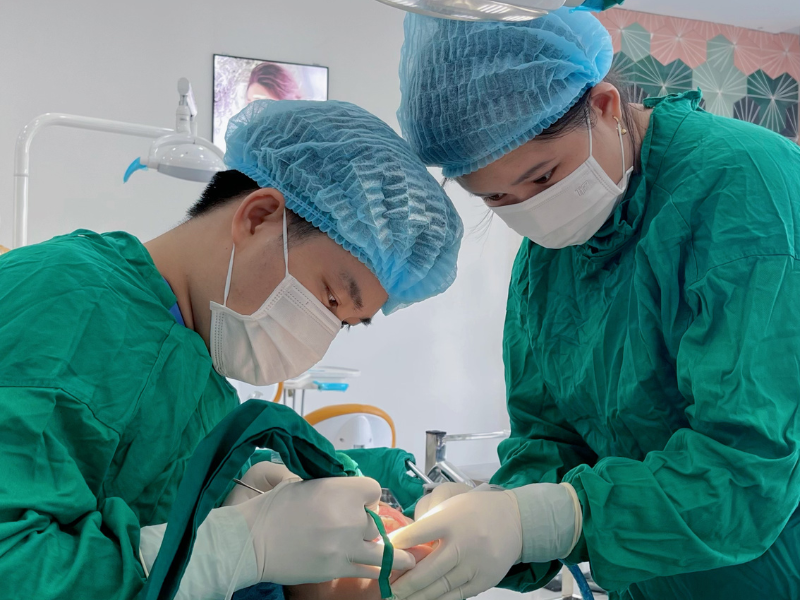 trong-rang-implant-tại-binh-duong-viet-phap-smile-2
